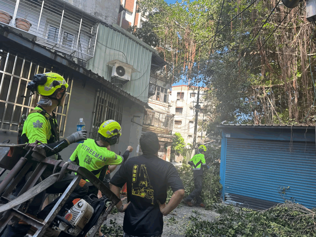 樹木病蟲害檢測中之樹藝師，正在向居民解釋狀況與後續處理方式！