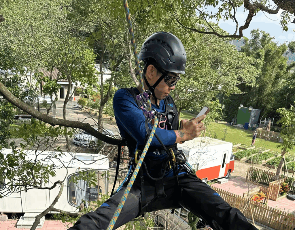 攀樹師正在紀錄樹木狀況,以便跟客戶說明會怎麼進行處理。