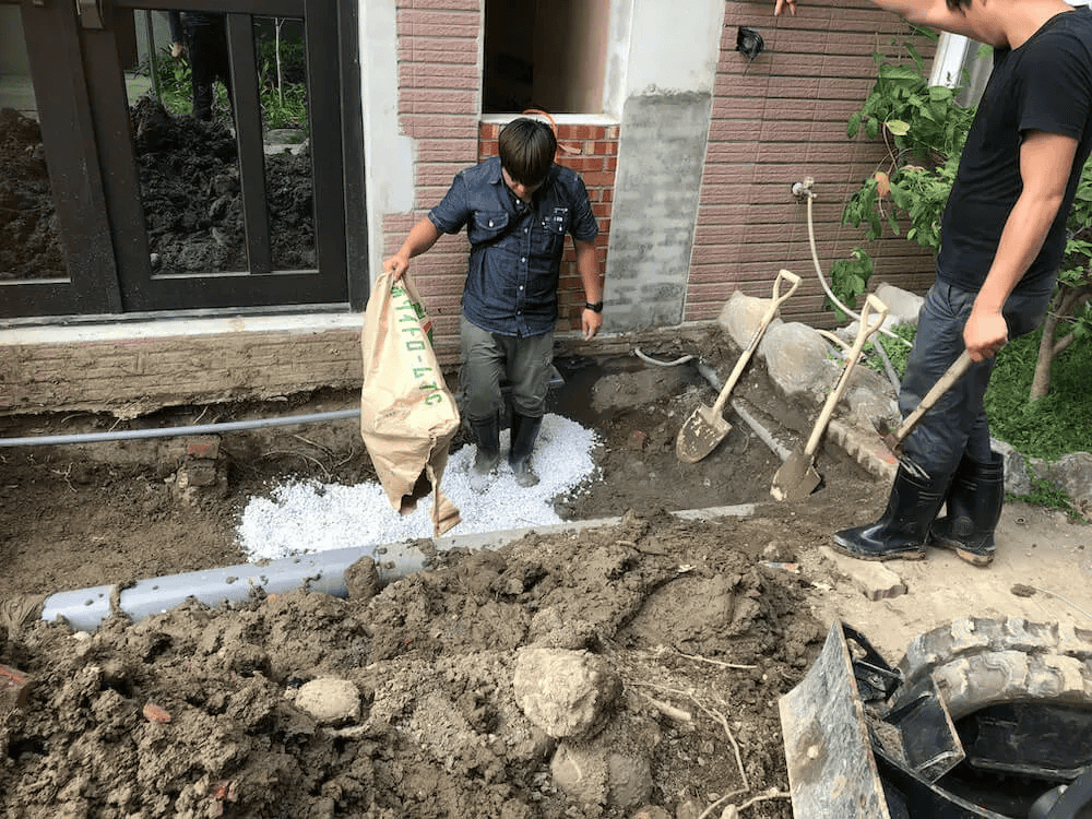 透過添加粗顆粒介質，能改善土壤中黏土的比例，減少排水不良的狀況。