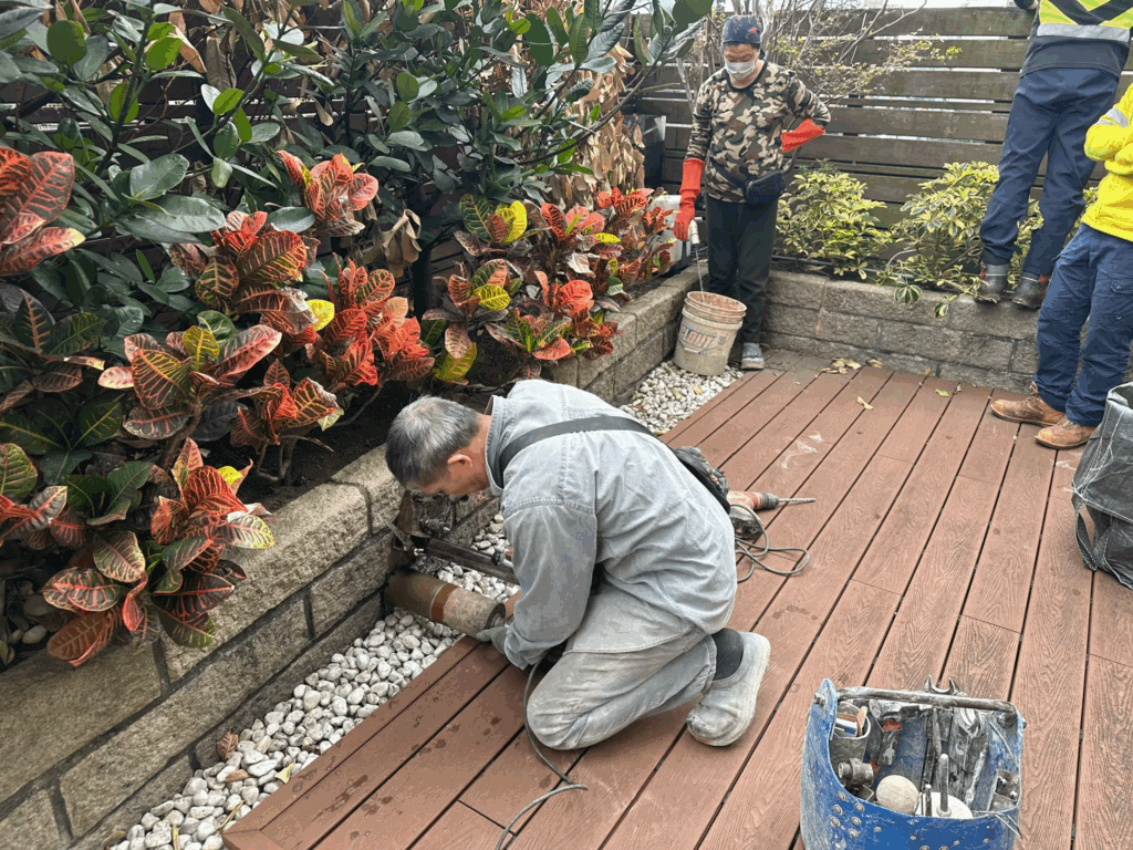 花台植物過密很難換土，此時就須建立排水系統