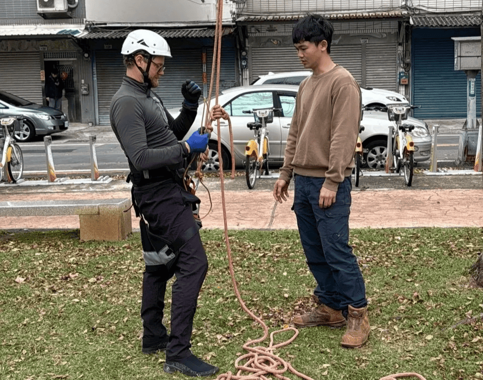 攀樹體驗往往都是別人架好繩索給你玩,攀樹課程則能讓你獨當一面完成所有項目!
