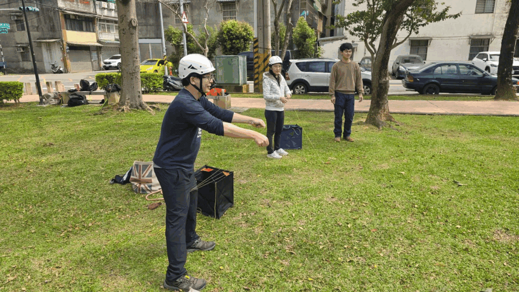 對於右撇子,建議將拋繩摺疊籃放在左方,除了避免干擾拋投動作外,也能讓收繩更順手!