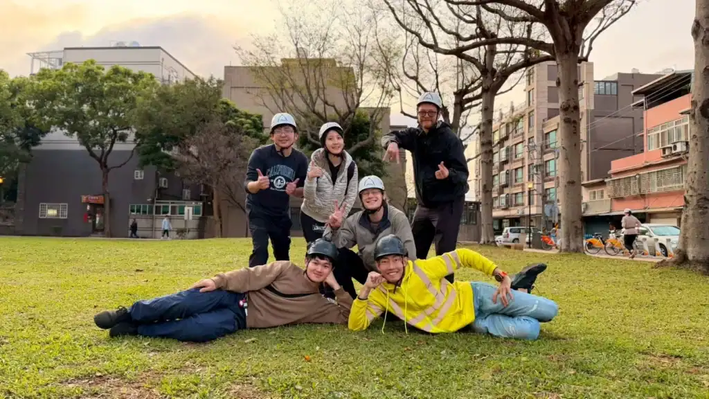 藝樹人工作室老闆(江明駿)曾遠赴加拿大學習樹木知識,即使是外國朋友也能參與這一系列的專業攀樹課程。