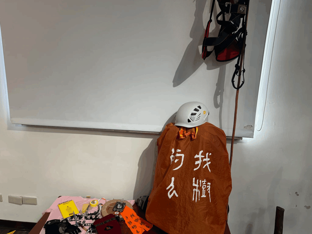 神木之島裡面出現的工具(如皮尺、攀樹吊帶、登山辨識路線的布條標記)/圖來自樹說島語展場