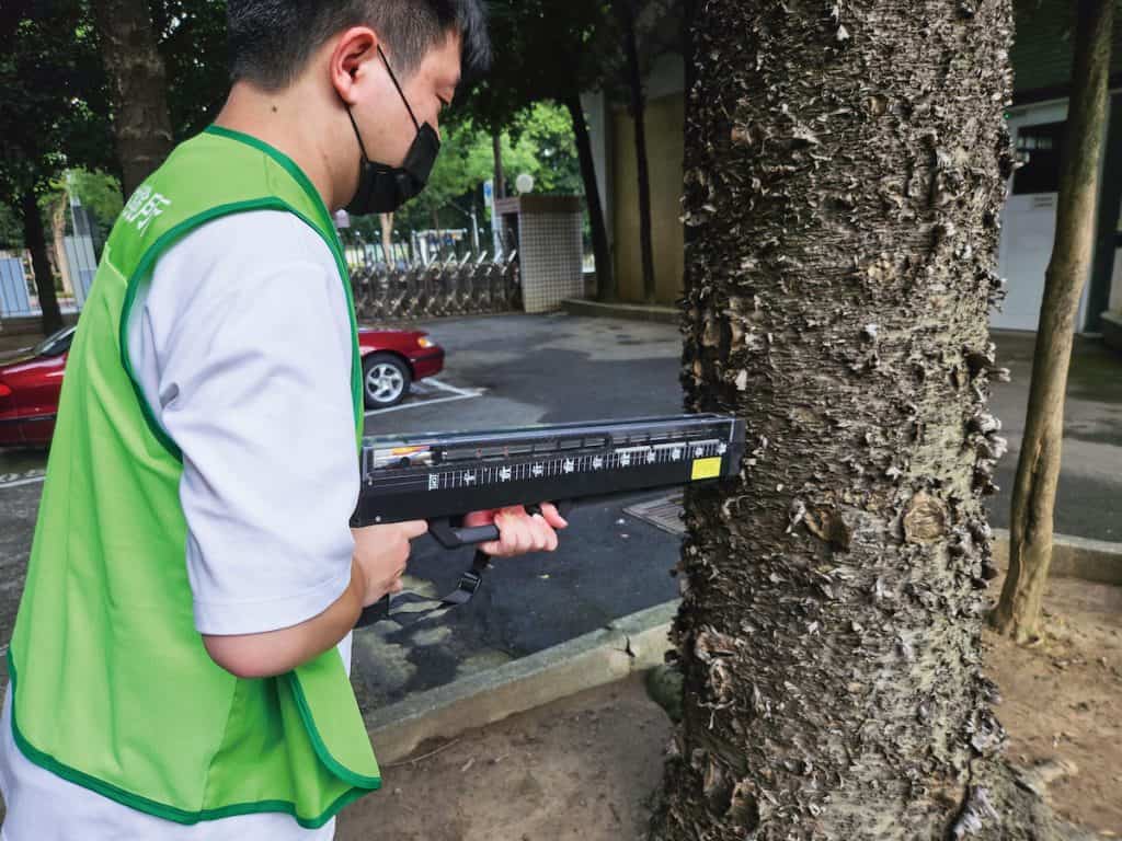 鑽孔阻力儀以鑽針深入樹木檢測內部情形。／圖來自農傳媒